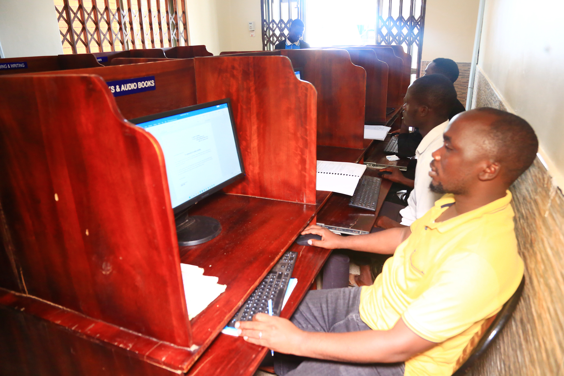 E-LIB 01: Dedicated Desks-UGX 5000/hr.